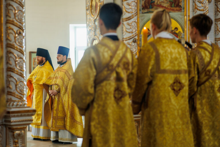 В день предпразднства Преображения Господня митрополит Евгений совершил Божественную литургию в Благовещенском храме Академического района