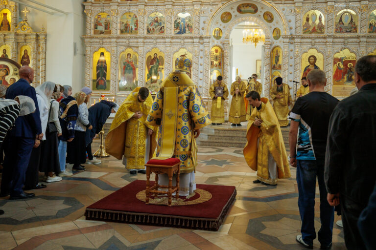 В день предпразднства Преображения Господня митрополит Евгений совершил Божественную литургию в Благовещенском храме Академического района