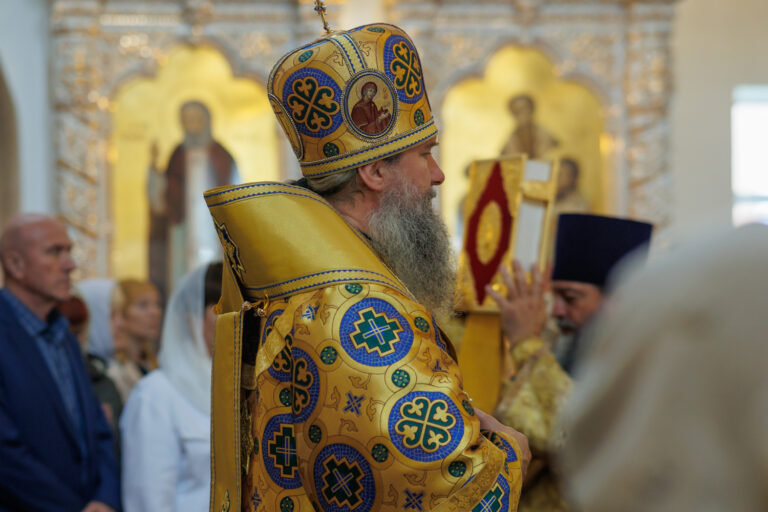 В день предпразднства Преображения Господня митрополит Евгений совершил Божественную литургию в Благовещенском храме Академического района
