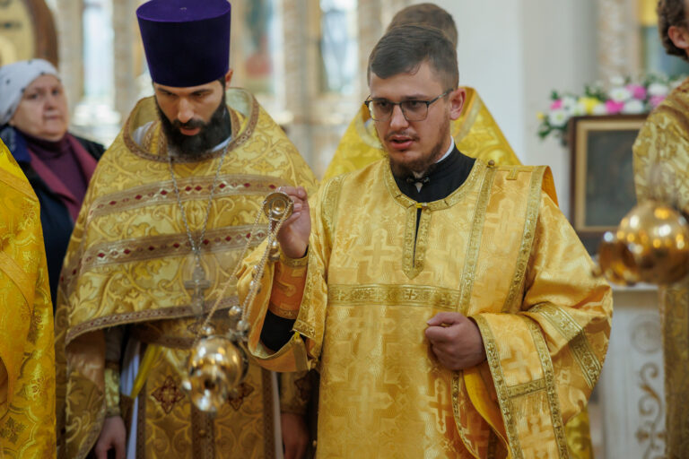 В день предпразднства Преображения Господня митрополит Евгений совершил Божественную литургию в Благовещенском храме Академического района