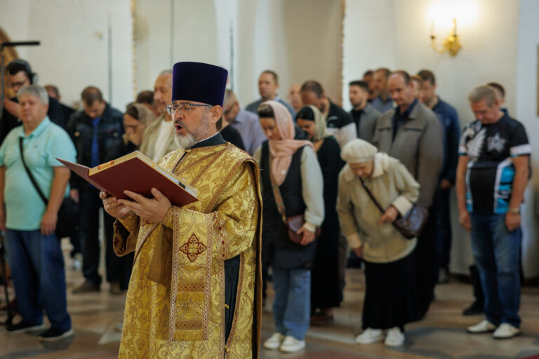 В день предпразднства Преображения Господня митрополит Евгений совершил Божественную литургию в Благовещенском храме Академического района