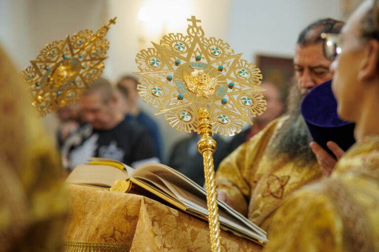 В день предпразднства Преображения Господня митрополит Евгений совершил Божественную литургию в Благовещенском храме Академического района