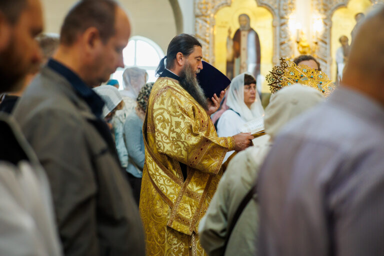 В день предпразднства Преображения Господня митрополит Евгений совершил Божественную литургию в Благовещенском храме Академического района