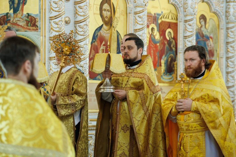 В день предпразднства Преображения Господня митрополит Евгений совершил Божественную литургию в Благовещенском храме Академического района
