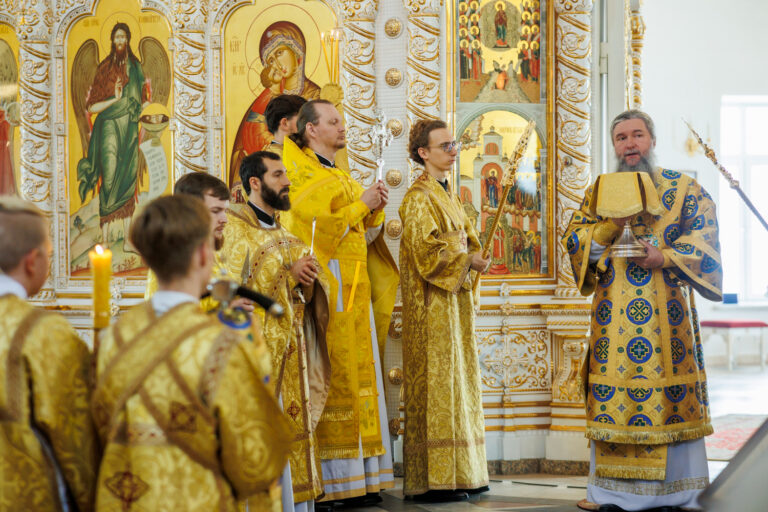В день предпразднства Преображения Господня митрополит Евгений совершил Божественную литургию в Благовещенском храме Академического района