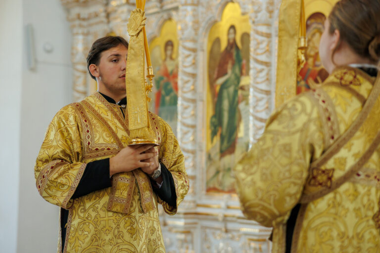 В день предпразднства Преображения Господня митрополит Евгений совершил Божественную литургию в Благовещенском храме Академического района