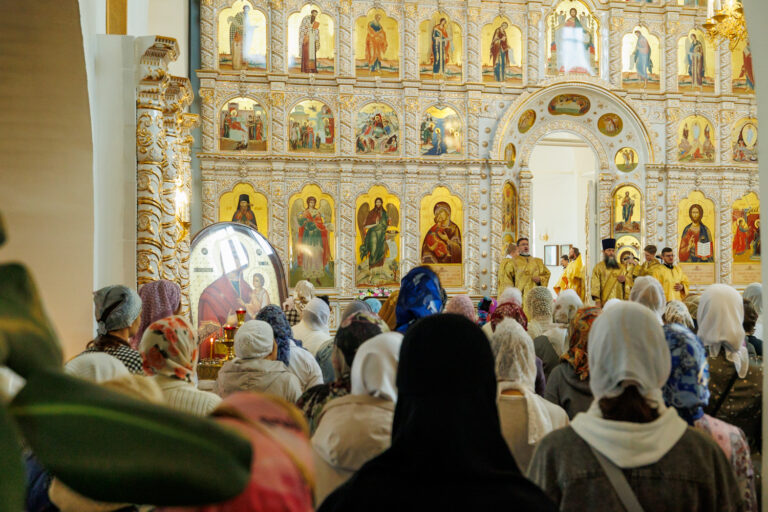 В день предпразднства Преображения Господня митрополит Евгений совершил Божественную литургию в Благовещенском храме Академического района