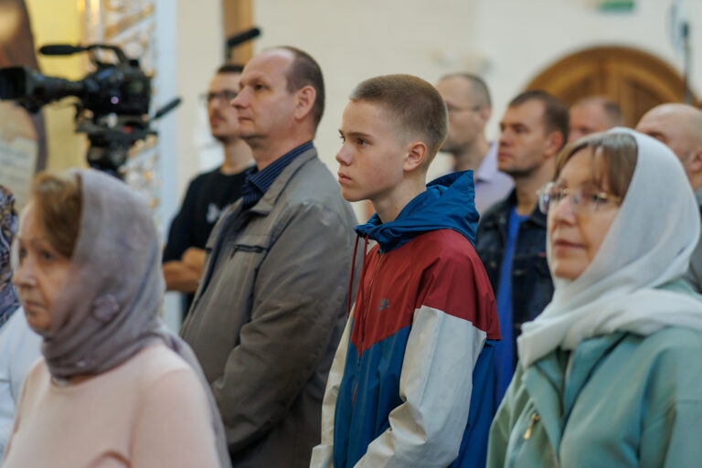 В день предпразднства Преображения Господня митрополит Евгений совершил Божественную литургию в Благовещенском храме Академического района