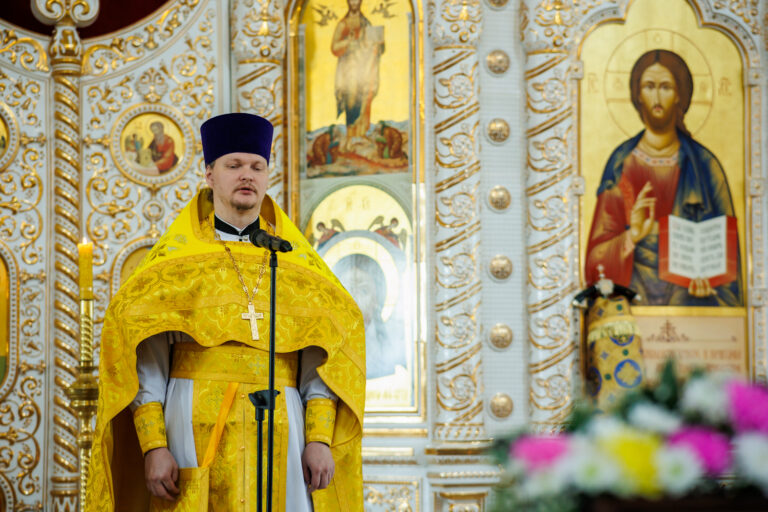 В день предпразднства Преображения Господня митрополит Евгений совершил Божественную литургию в Благовещенском храме Академического района