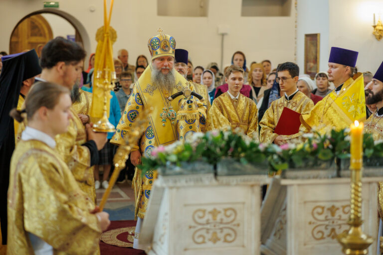 В день предпразднства Преображения Господня митрополит Евгений совершил Божественную литургию в Благовещенском храме Академического района