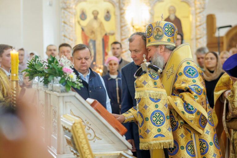 В день предпразднства Преображения Господня митрополит Евгений совершил Божественную литургию в Благовещенском храме Академического района