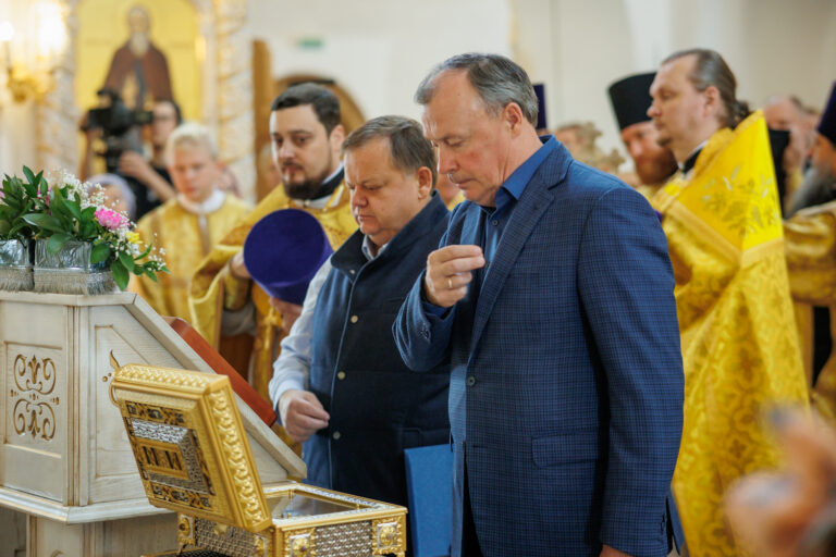 В день предпразднства Преображения Господня митрополит Евгений совершил Божественную литургию в Благовещенском храме Академического района