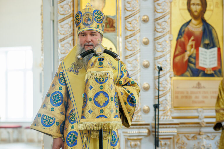 В день предпразднства Преображения Господня митрополит Евгений совершил Божественную литургию в Благовещенском храме Академического района