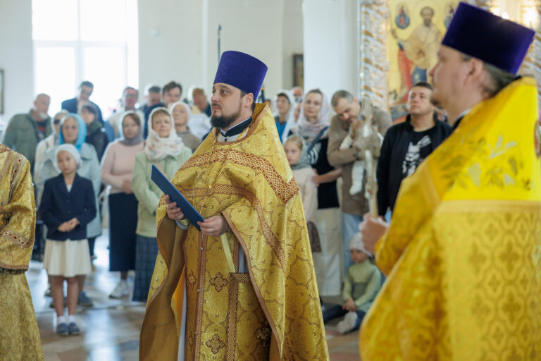 В день предпразднства Преображения Господня митрополит Евгений совершил Божественную литургию в Благовещенском храме Академического района