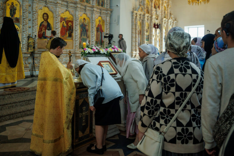 В день предпразднства Преображения Господня митрополит Евгений совершил Божественную литургию в Благовещенском храме Академического района