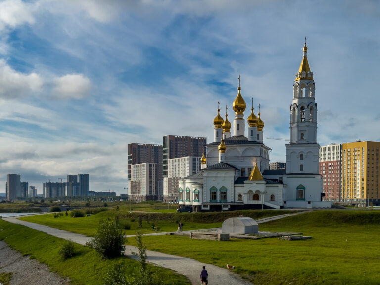 В день предпразднства Преображения Господня митрополит Евгений совершил Божественную литургию в Благовещенском храме Академического района