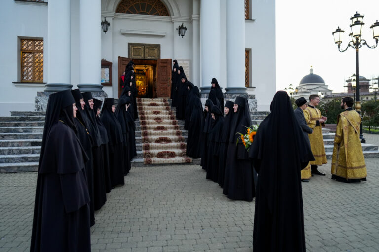 Митрополит Евгений и епископ Мстислав совершили Божественную литургию в Ново-Тихвинском монастыре