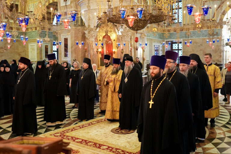 Митрополит Евгений и епископ Мстислав совершили Божественную литургию в Ново-Тихвинском монастыре