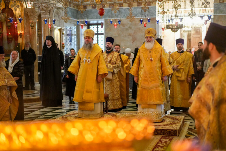 Митрополит Евгений и епископ Мстислав совершили Божественную литургию в Ново-Тихвинском монастыре