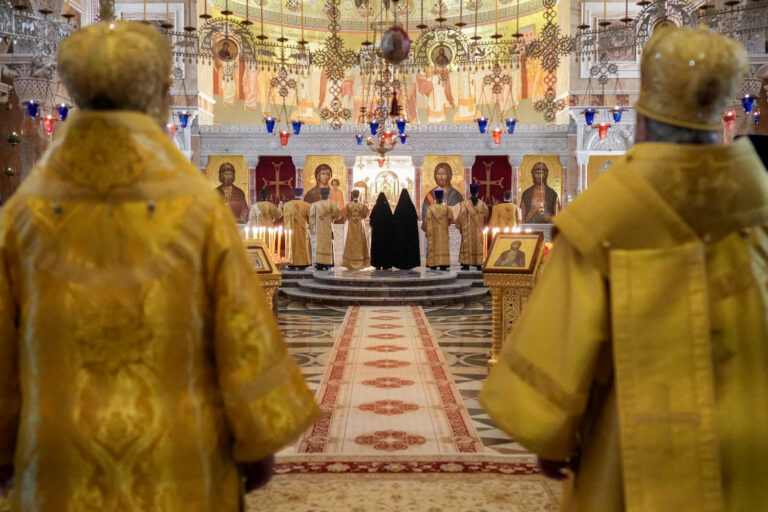 Митрополит Евгений и епископ Мстислав совершили Божественную литургию в Ново-Тихвинском монастыре