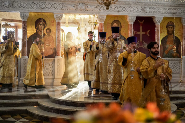 Митрополит Евгений и епископ Мстислав совершили Божественную литургию в Ново-Тихвинском монастыре