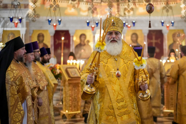 Митрополит Евгений и епископ Мстислав совершили Божественную литургию в Ново-Тихвинском монастыре
