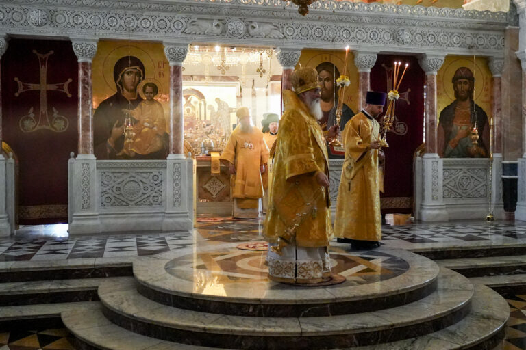 Митрополит Евгений и епископ Мстислав совершили Божественную литургию в Ново-Тихвинском монастыре