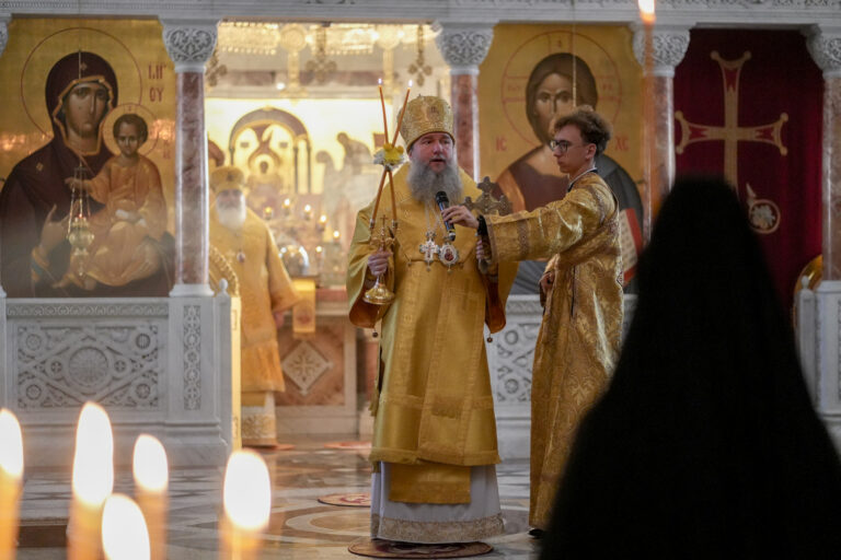 Митрополит Евгений и епископ Мстислав совершили Божественную литургию в Ново-Тихвинском монастыре