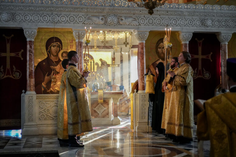 Митрополит Евгений и епископ Мстислав совершили Божественную литургию в Ново-Тихвинском монастыре