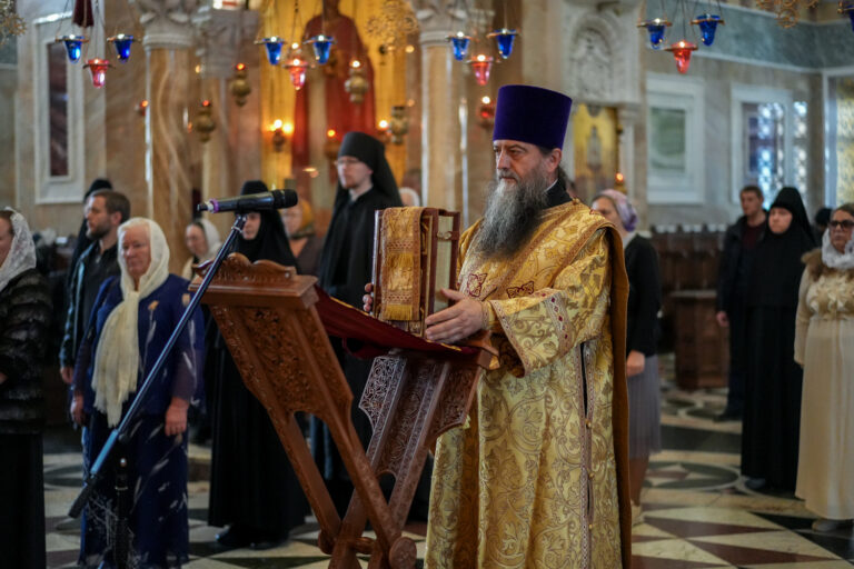 Митрополит Евгений и епископ Мстислав совершили Божественную литургию в Ново-Тихвинском монастыре