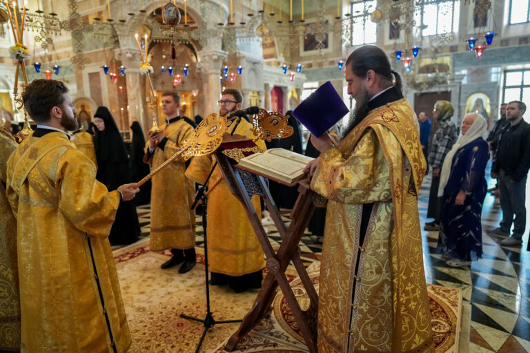 Митрополит Евгений и епископ Мстислав совершили Божественную литургию в Ново-Тихвинском монастыре