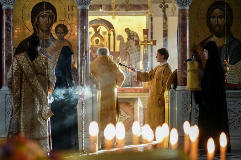 Митрополит Евгений и епископ Мстислав совершили Божественную литургию в Ново-Тихвинском монастыре