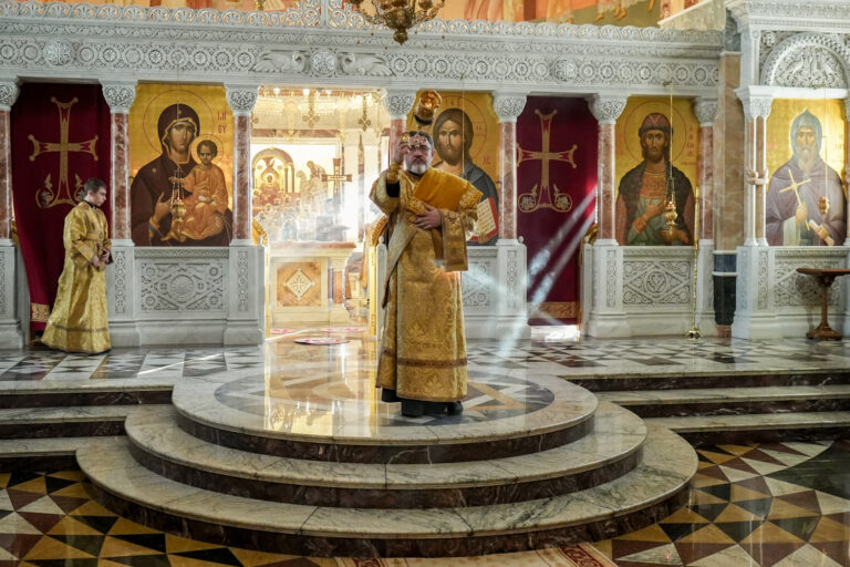 Митрополит Евгений и епископ Мстислав совершили Божественную литургию в Ново-Тихвинском монастыре