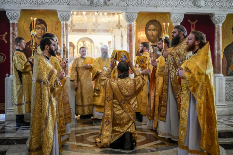 Митрополит Евгений и епископ Мстислав совершили Божественную литургию в Ново-Тихвинском монастыре