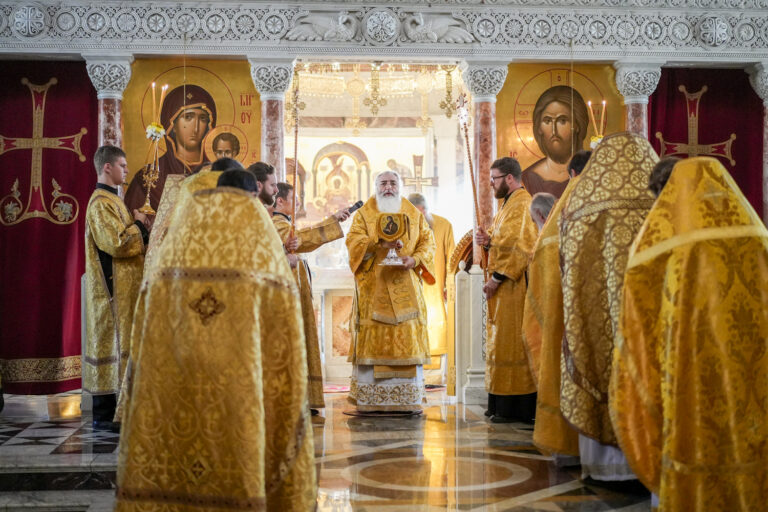 Митрополит Евгений и епископ Мстислав совершили Божественную литургию в Ново-Тихвинском монастыре