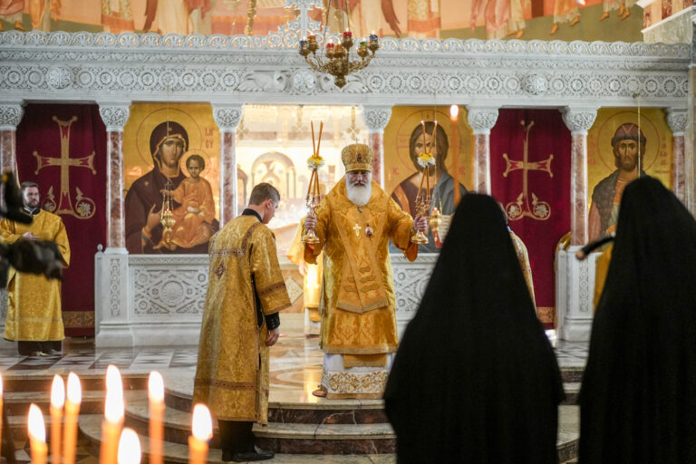 Митрополит Евгений и епископ Мстислав совершили Божественную литургию в Ново-Тихвинском монастыре