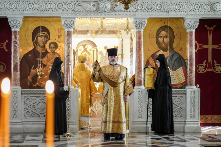 Митрополит Евгений и епископ Мстислав совершили Божественную литургию в Ново-Тихвинском монастыре