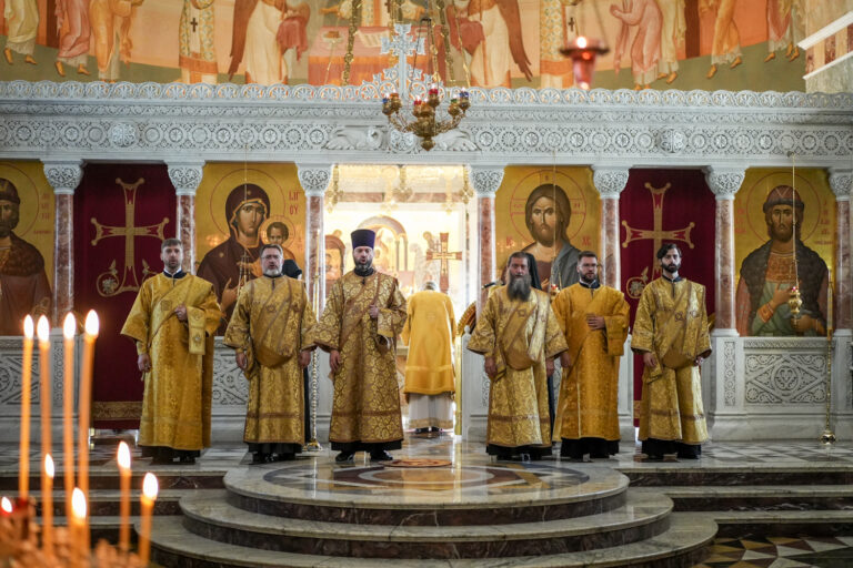 Митрополит Евгений и епископ Мстислав совершили Божественную литургию в Ново-Тихвинском монастыре