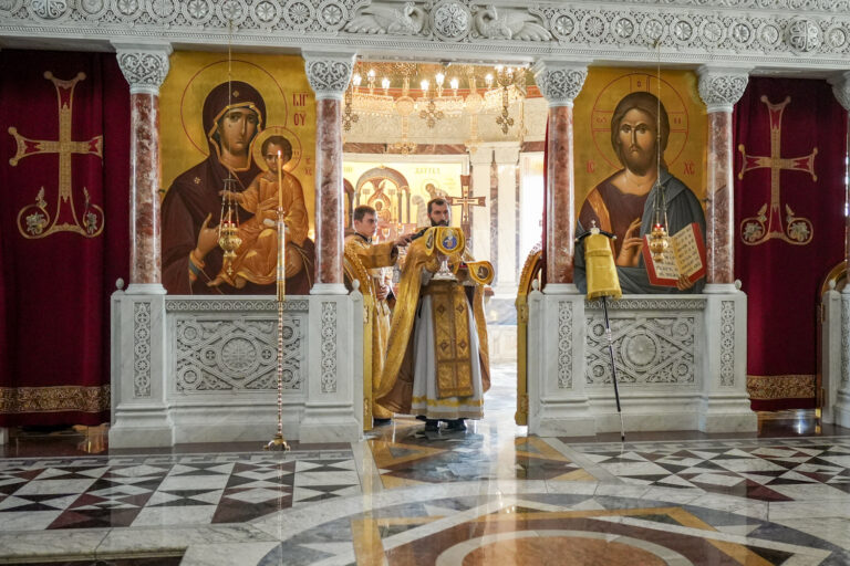 Митрополит Евгений и епископ Мстислав совершили Божественную литургию в Ново-Тихвинском монастыре