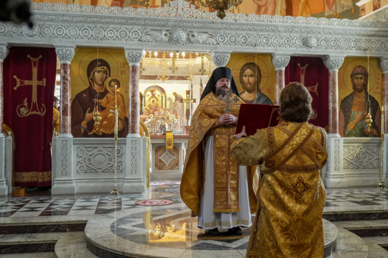 Митрополит Евгений и епископ Мстислав совершили Божественную литургию в Ново-Тихвинском монастыре