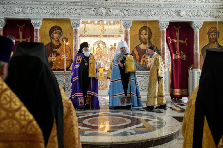 Митрополит Евгений и епископ Мстислав совершили Божественную литургию в Ново-Тихвинском монастыре