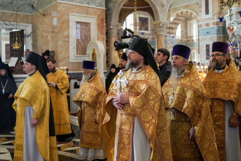 Митрополит Евгений и епископ Мстислав совершили Божественную литургию в Ново-Тихвинском монастыре