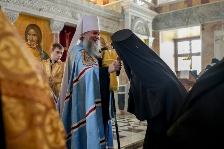 Митрополит Евгений и епископ Мстислав совершили Божественную литургию в Ново-Тихвинском монастыре