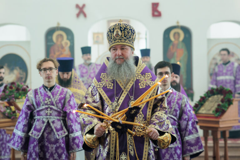 В Неделю Крестопоклонную митрополит Евгений совершил Божественную литургию в храме в честь Успения Пресвятой Богородицы поселка Верхняя Сысерть