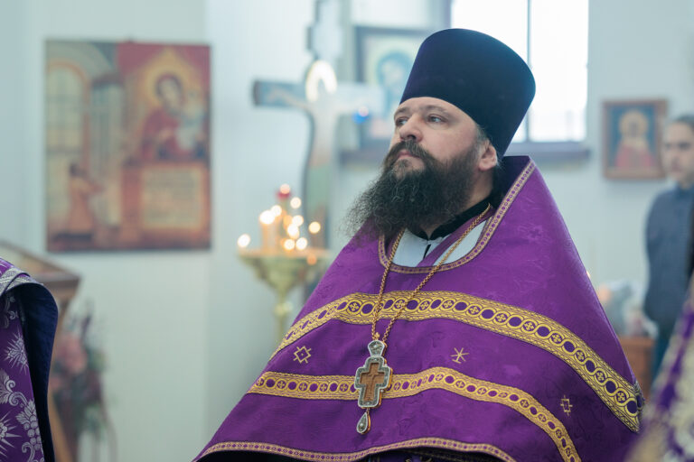 В Неделю Крестопоклонную митрополит Евгений совершил Божественную литургию в храме в честь Успения Пресвятой Богородицы поселка Верхняя Сысерть