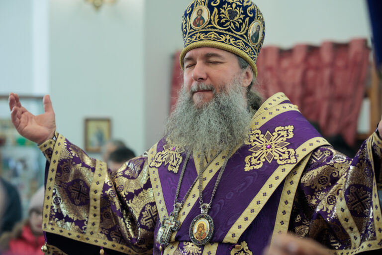 В Неделю Крестопоклонную митрополит Евгений совершил Божественную литургию в храме в честь Успения Пресвятой Богородицы поселка Верхняя Сысерть
