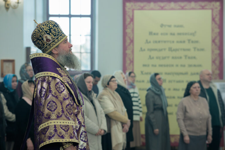 В Неделю Крестопоклонную митрополит Евгений совершил Божественную литургию в храме в честь Успения Пресвятой Богородицы поселка Верхняя Сысерть