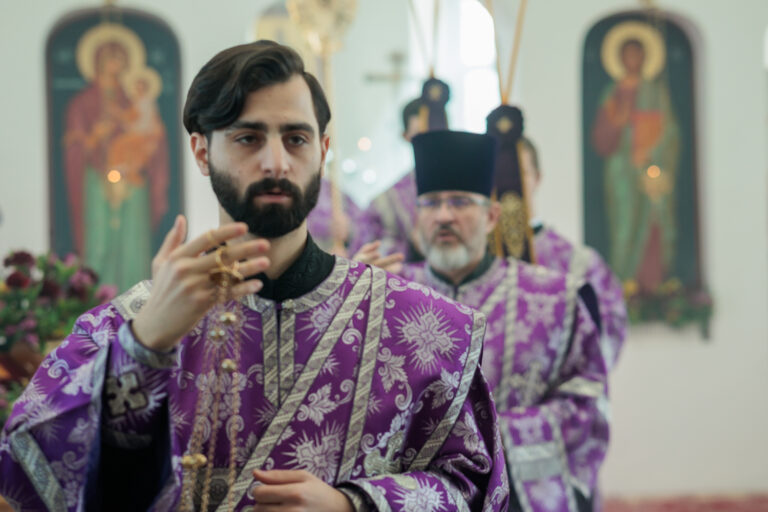 В Неделю Крестопоклонную митрополит Евгений совершил Божественную литургию в храме в честь Успения Пресвятой Богородицы поселка Верхняя Сысерть