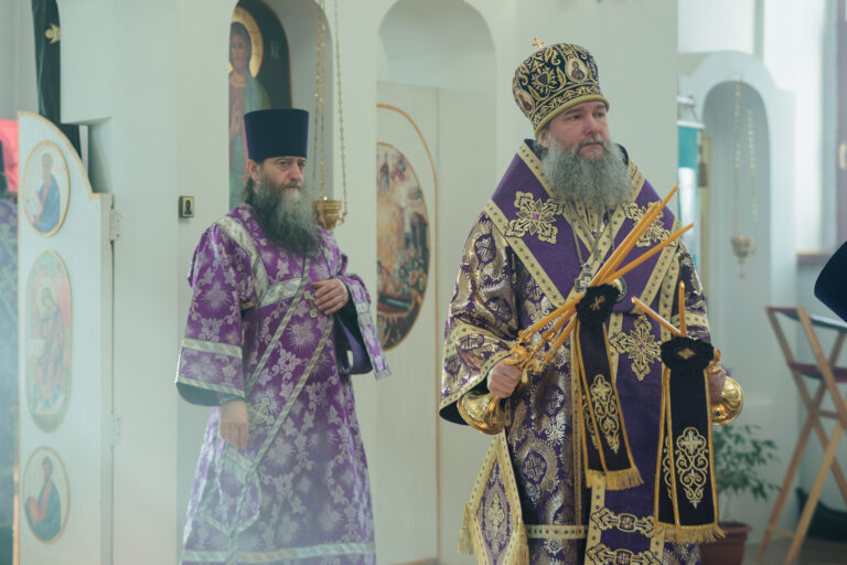 В Неделю Крестопоклонную митрополит Евгений совершил Божественную литургию в храме в честь Успения Пресвятой Богородицы поселка Верхняя Сысерть
