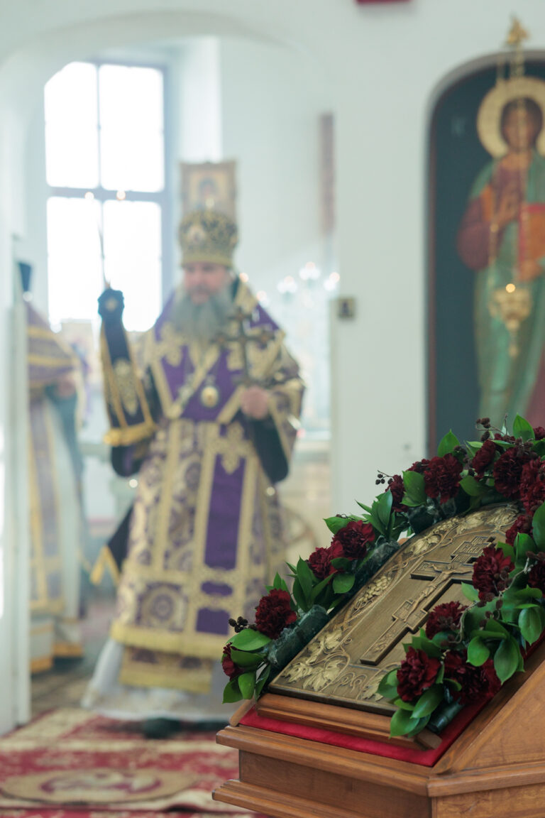 В Неделю Крестопоклонную митрополит Евгений совершил Божественную литургию в храме в честь Успения Пресвятой Богородицы поселка Верхняя Сысерть